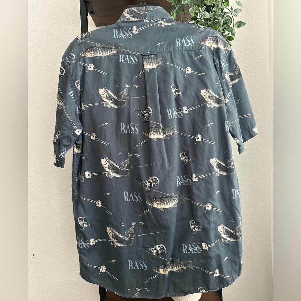 Men’s Magellan button down top with bass print size MED. - Picture 2 of 5